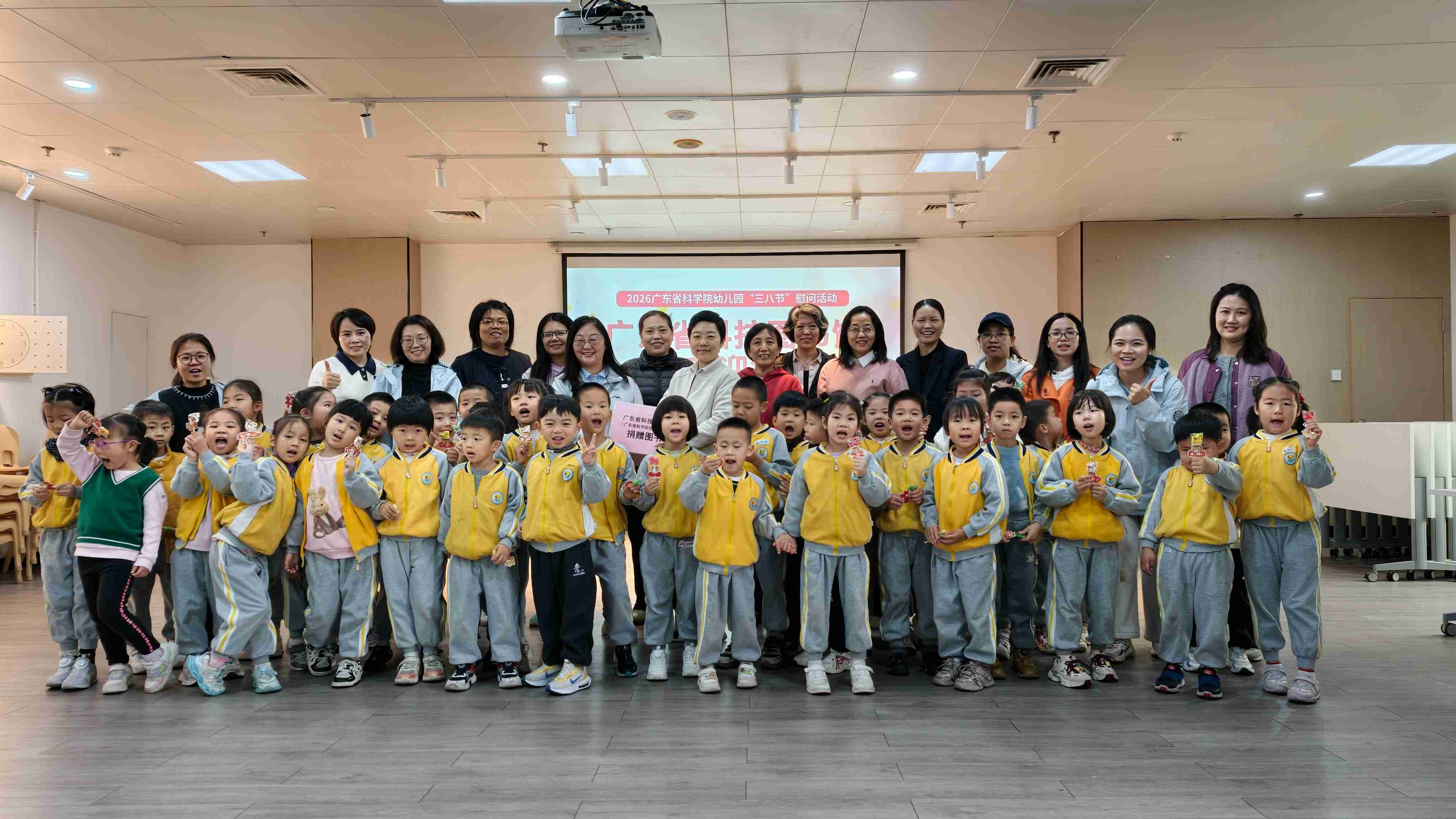 4.幼儿园师生与图书馆女职工合影.jpeg