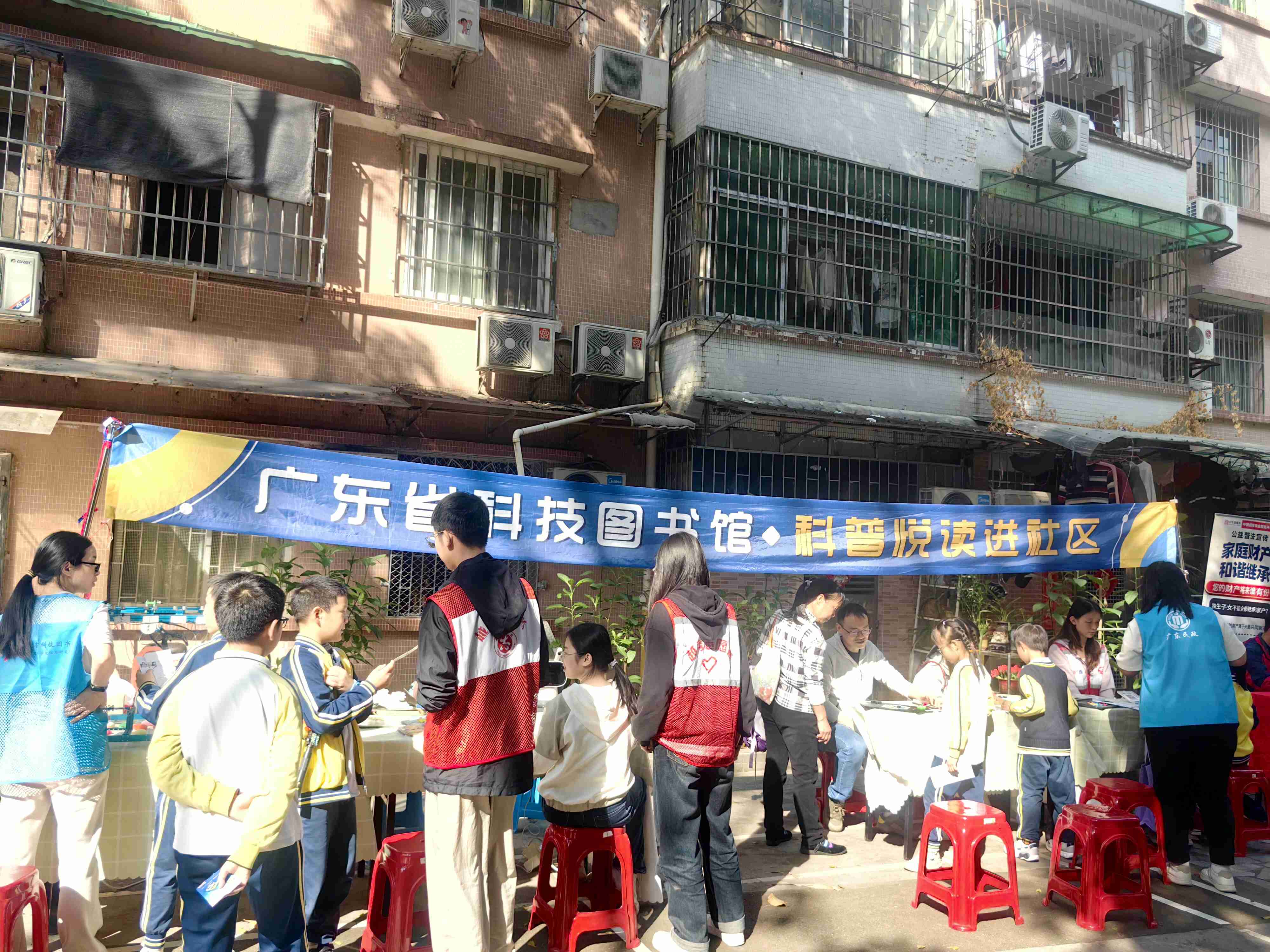 1.摊位活动现场.jpg