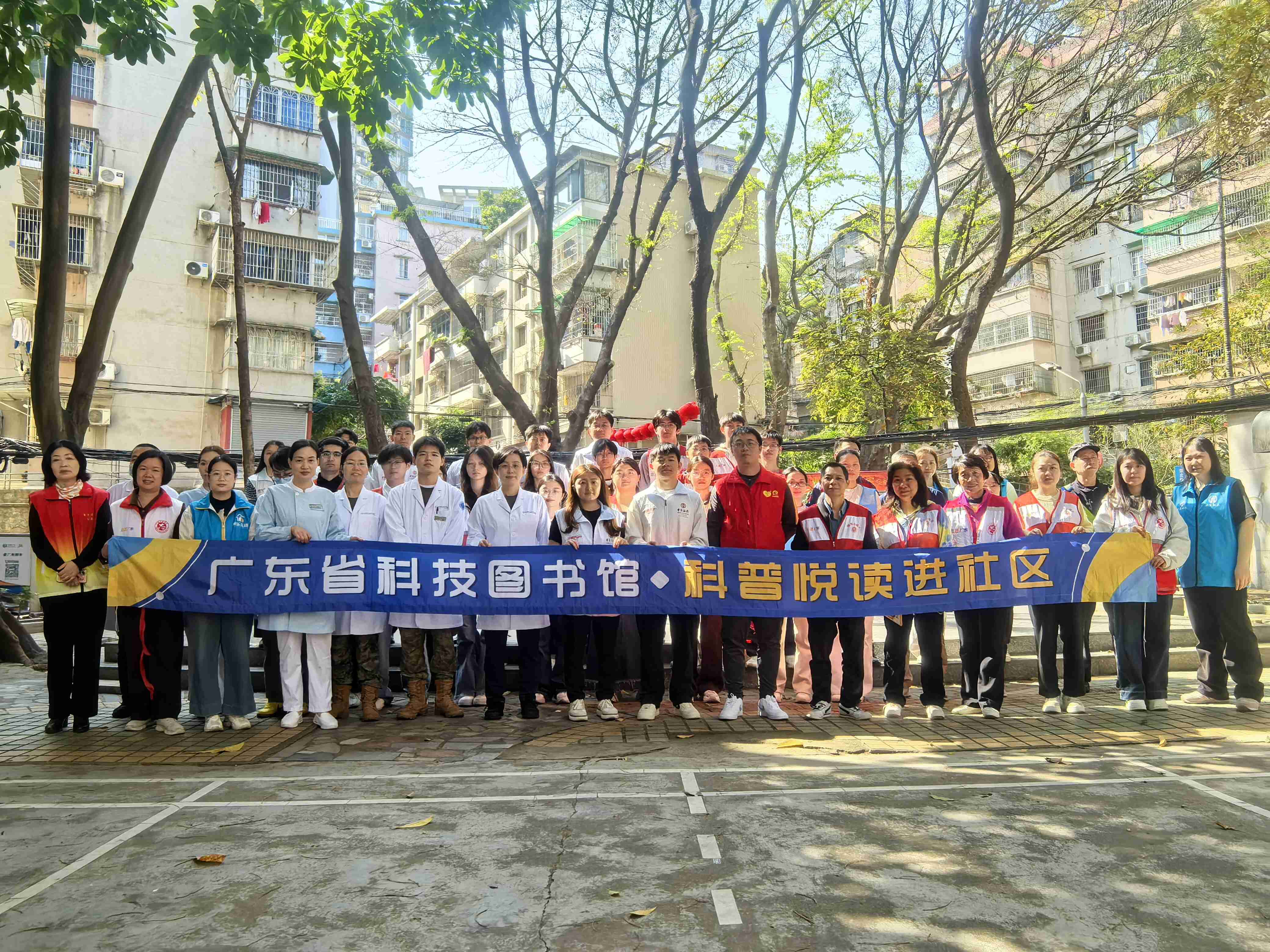 4.工作人员合影.jpg