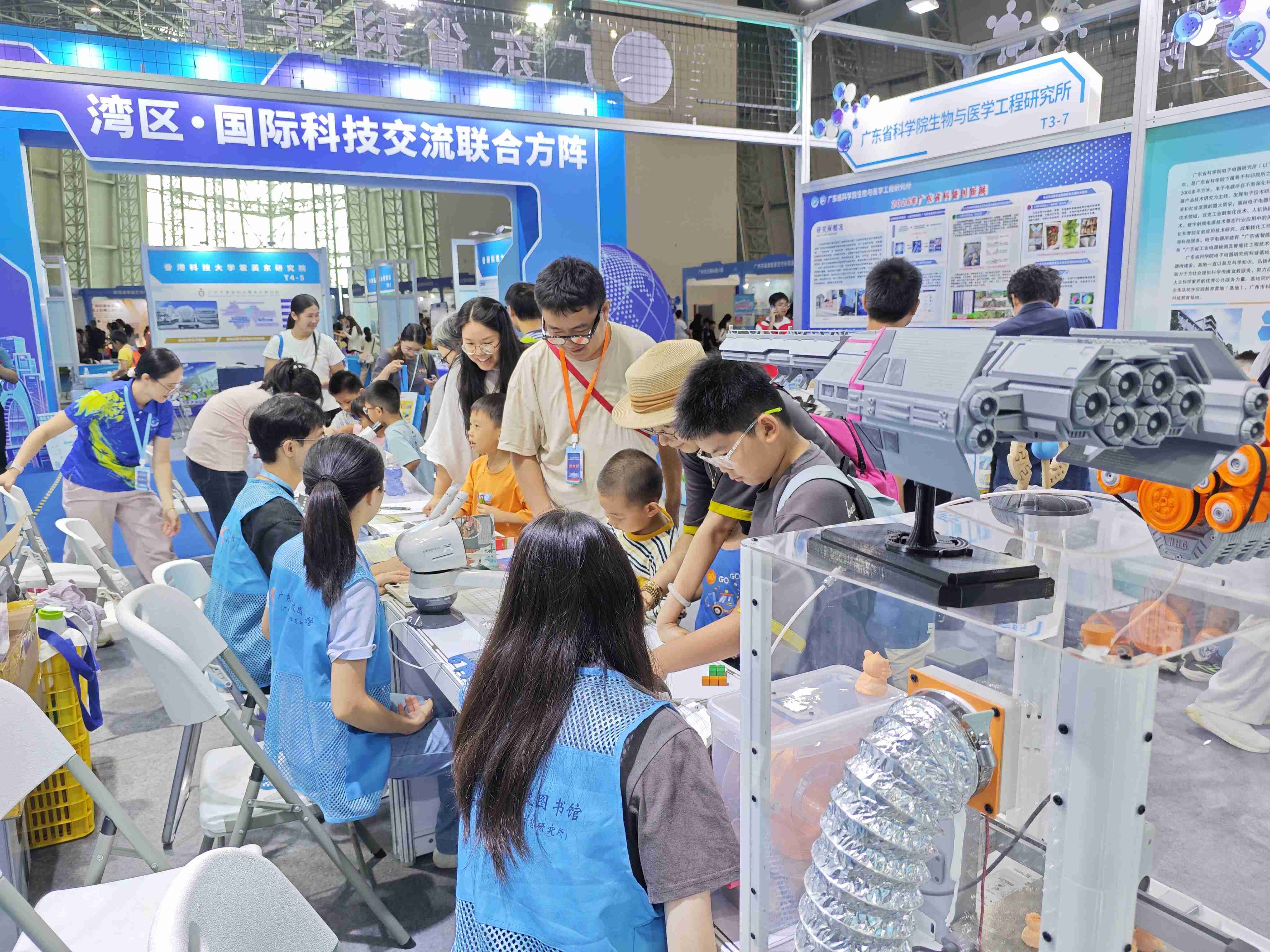 1.热闹的科普展位.jpg